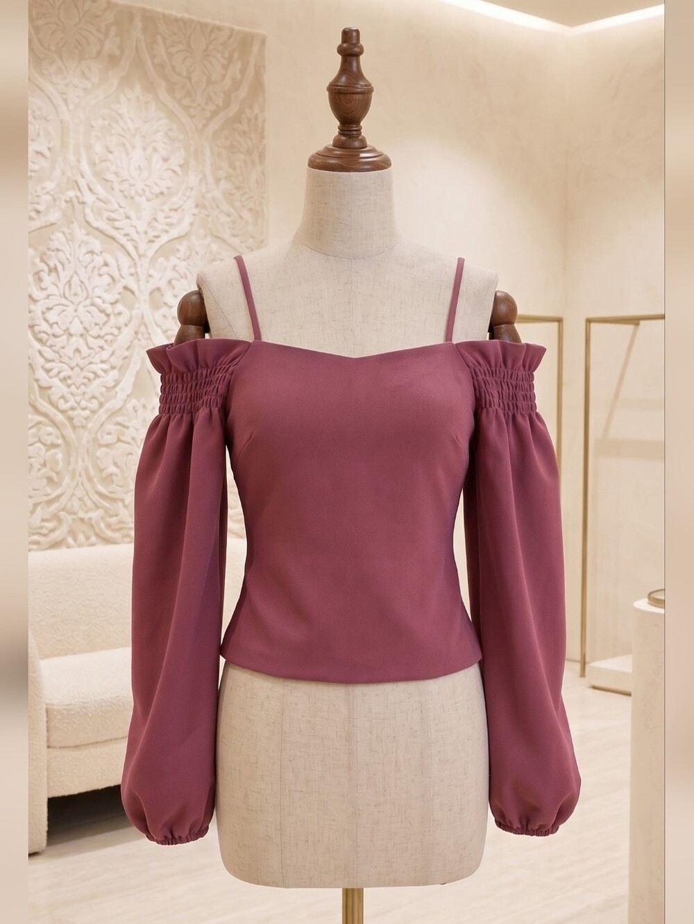 NWT Romeo & Juliet Couture Cropped  Peek-a-boo Shoulder Blouse Size Small